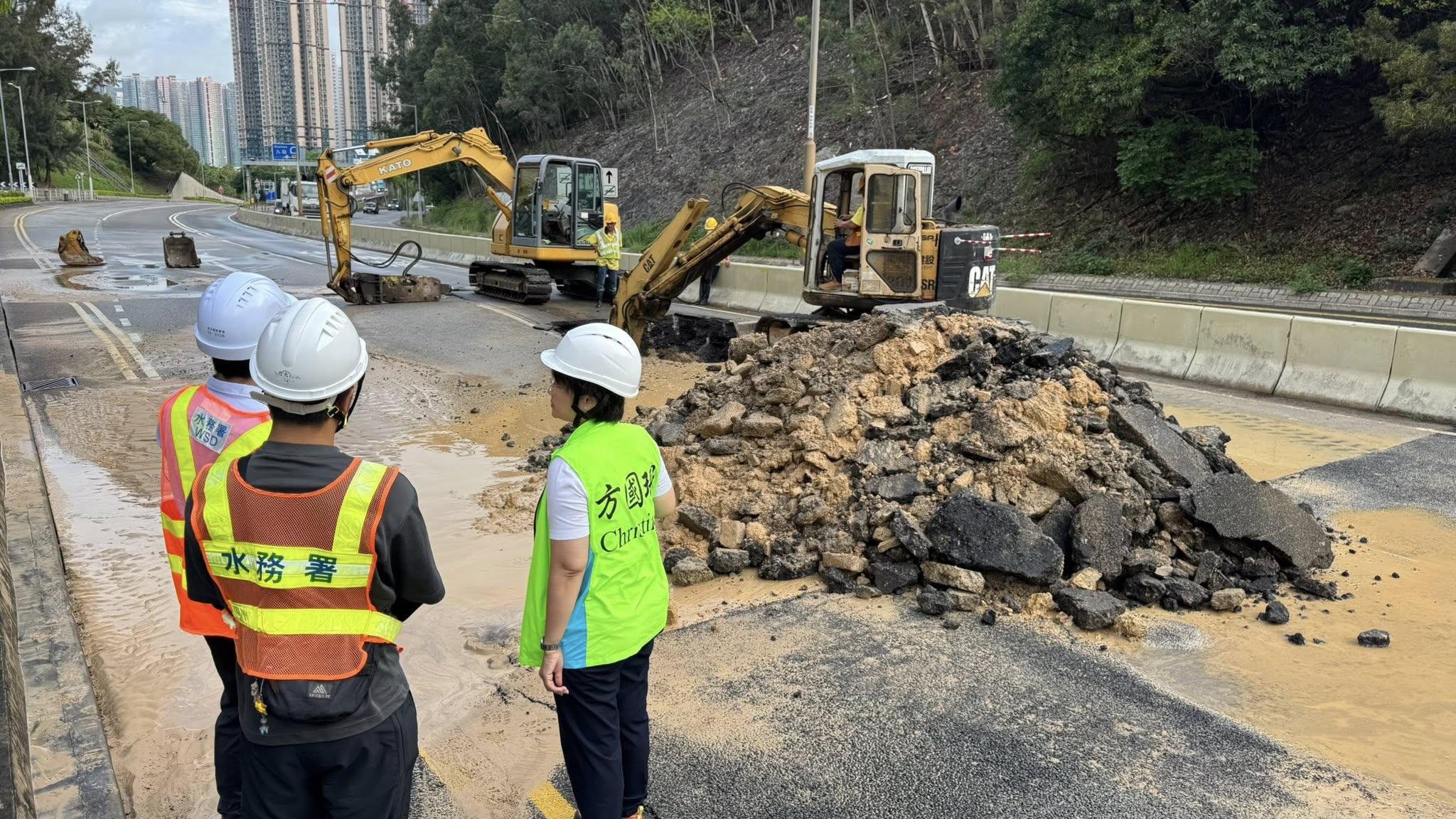 將軍澳環保大道爆水管。(fb「方國珊」圖片)