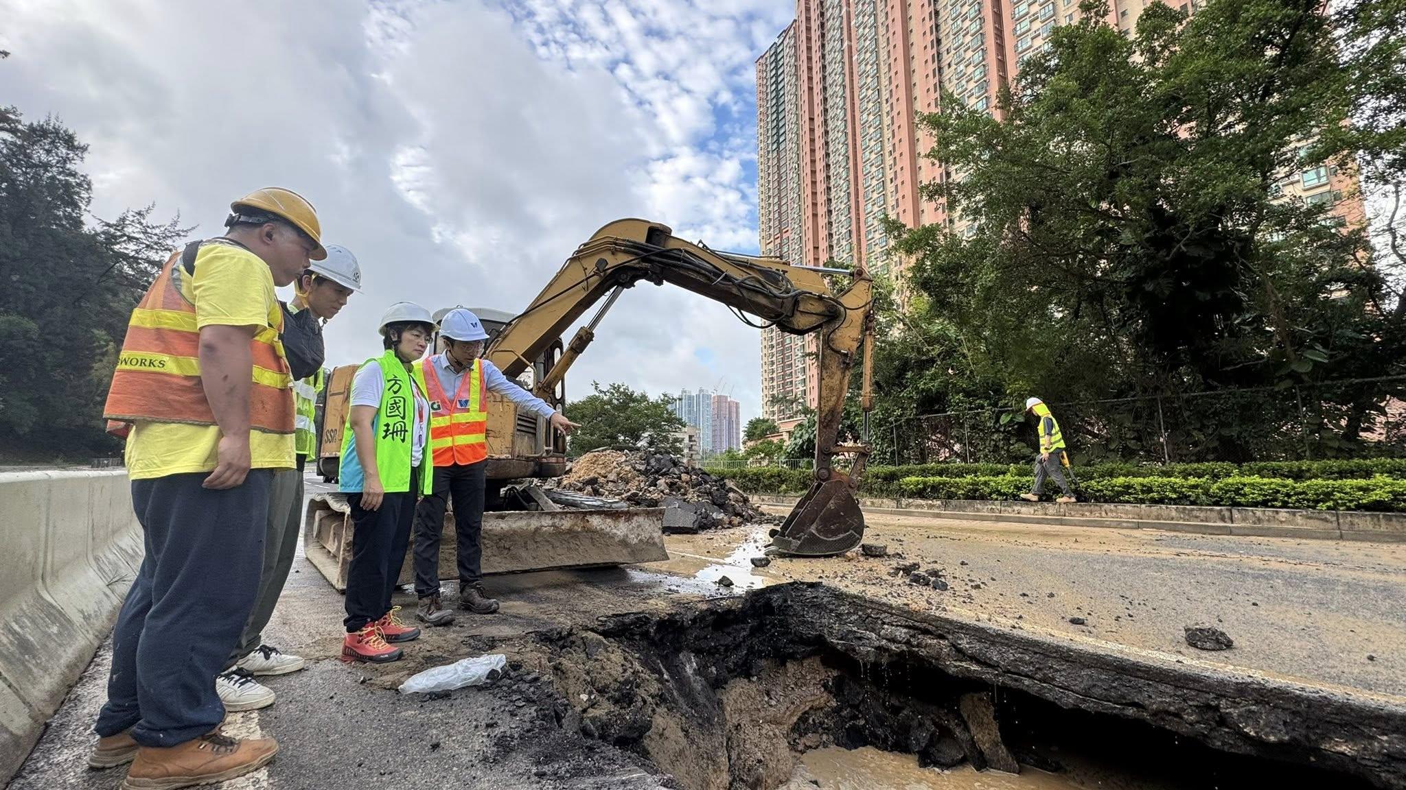 將軍澳環保大道爆水管。(fb「方國珊」圖片)