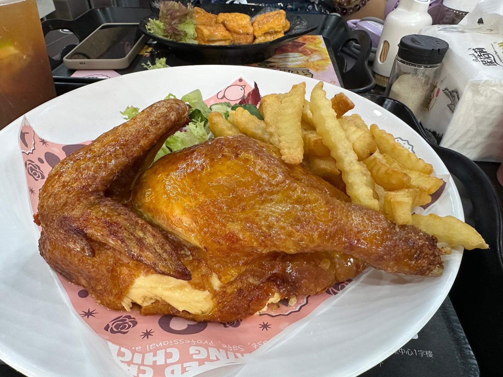 薔紅茶餐廳主打招牌脆皮燒春雞。