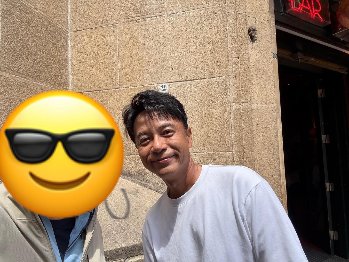 有網民在入場前撞到李克勤,更一齊自拍。