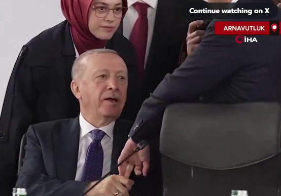 土耳其總統埃爾多安緊握法國總統馬克龍中指不放