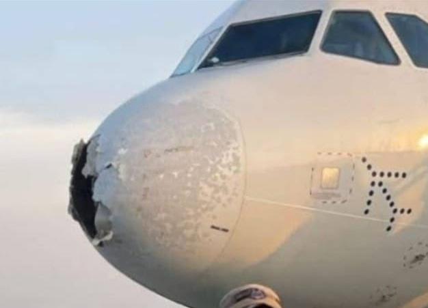 印度客機安全降落,機鼻遭冰雹擊穿。(互聯網)