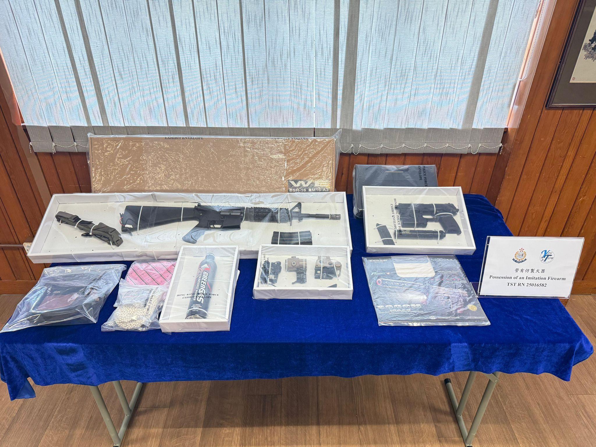 一名36歲內地遊客手持疑似步槍及手槍現身乘坐港鐵,警方追查下即日在佐敦拘捕該名男子,他涉嫌管有仿製槍械,行動中檢獲兩支仿製槍、彈匣及彈珠。