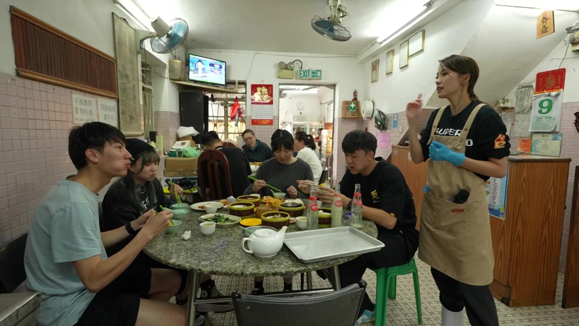 子羚親自喺現場向食客打招呼。