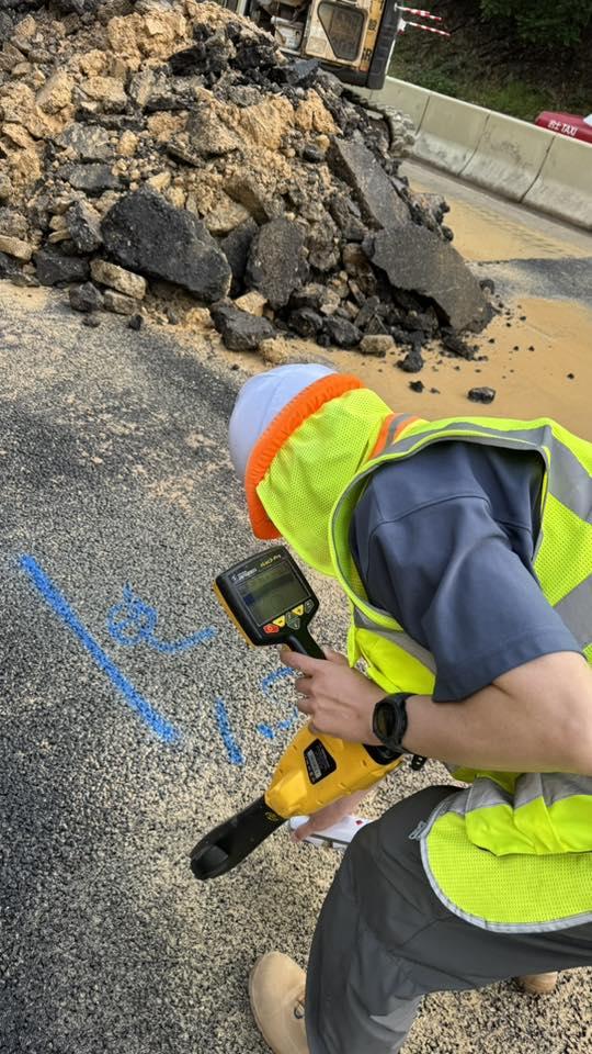 將軍澳環保大道爆水管。(fb「方國珊」圖片)