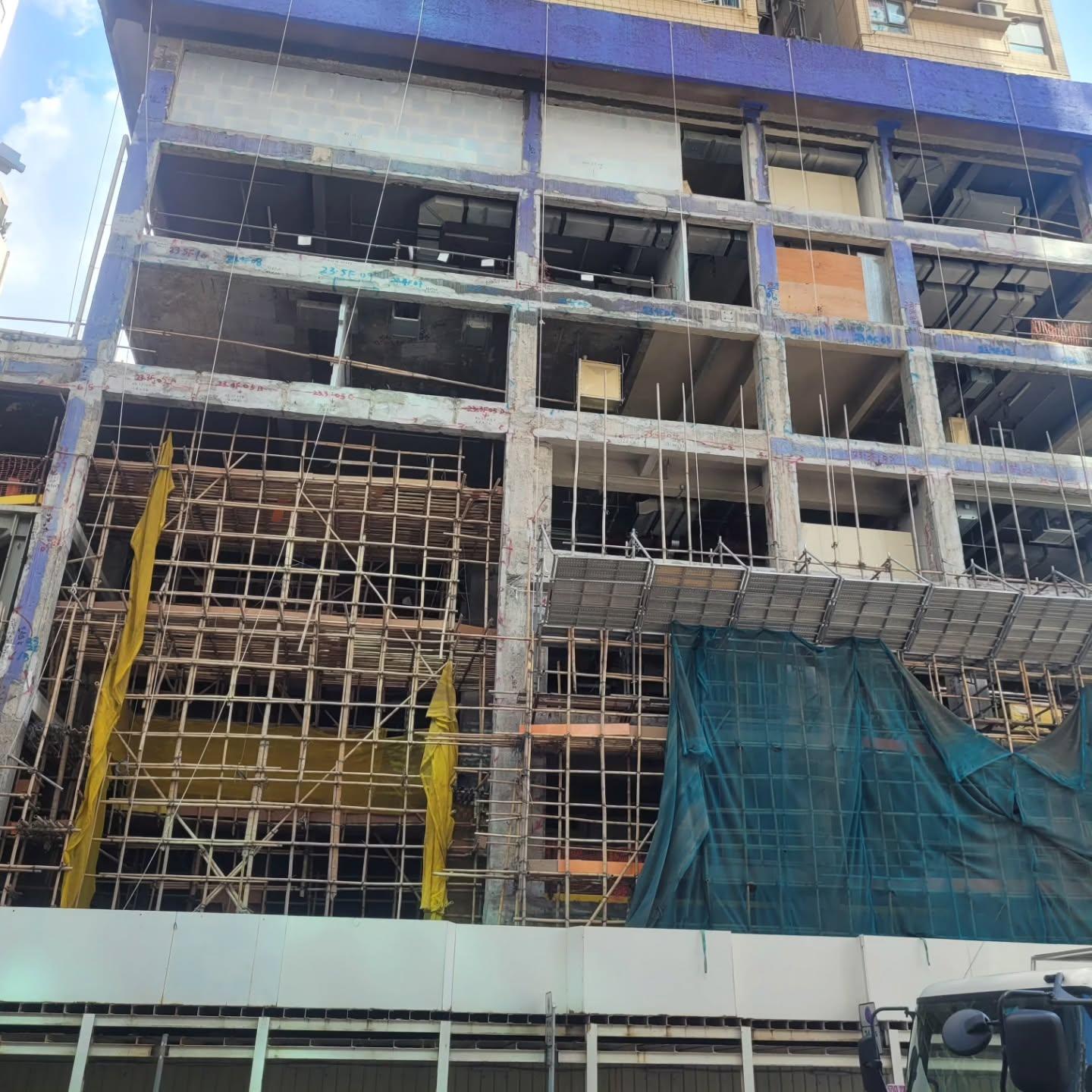 位於銅鑼灣告士打道的伊利莎伯大廈基座商場,外牆棚架已經拆卸,外露石屎框架結構(threads@zyz.2007)