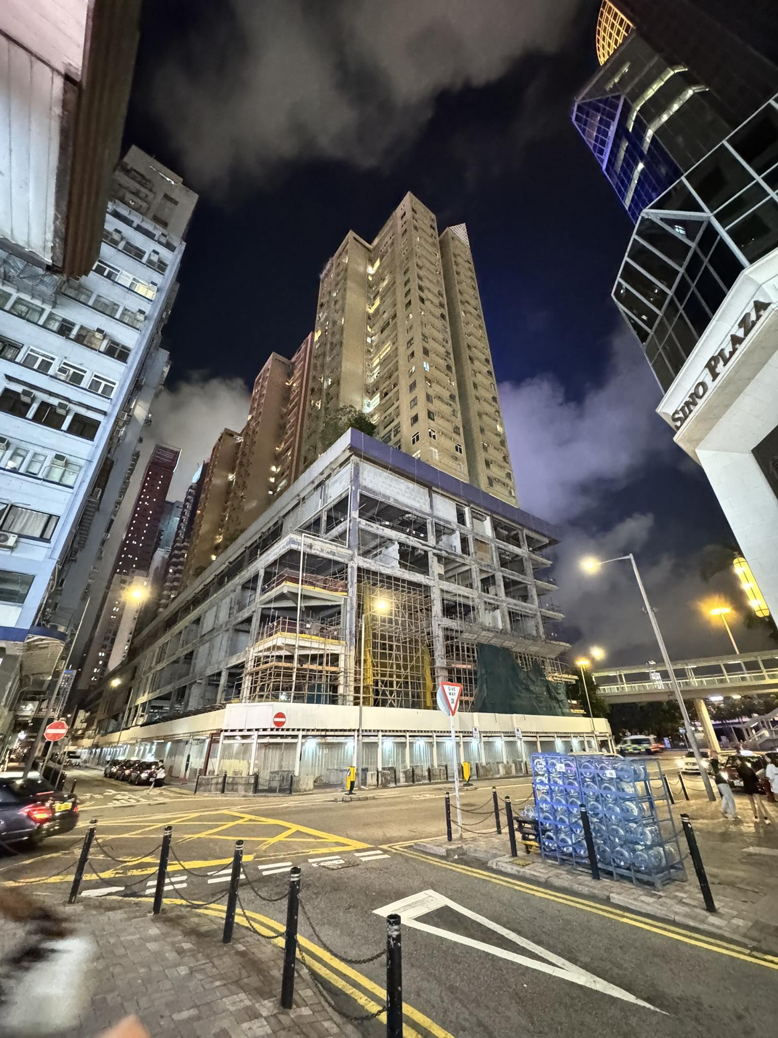 位於銅鑼灣告士打道的伊利莎伯大廈基座商場,外牆棚架已經拆卸,外露石屎框架結構(灣仔群組fb@David Wong)