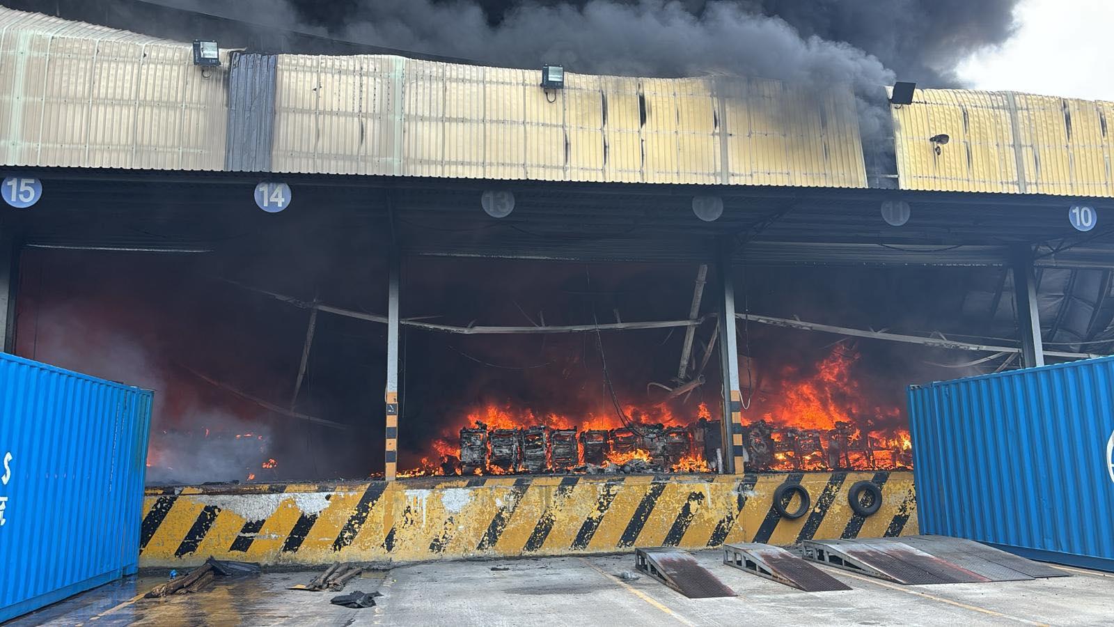 天水圍廈村路物流中心的貨倉發生火警,有貨物起火,大量濃煙席捲半空。(消防處)
