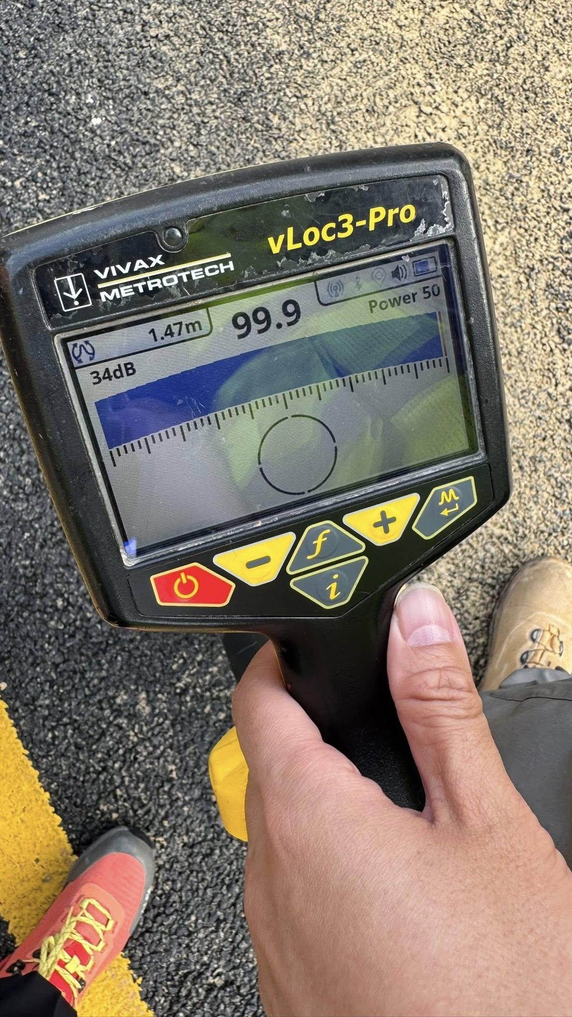 將軍澳環保大道爆水管。(fb「方國珊」圖片)