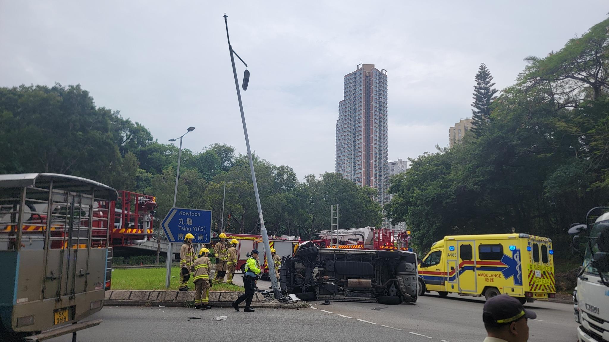 青衣發生3車連環相撞「串燒」車禍。(fb「香港交通及突發事故報料區」圖片)
