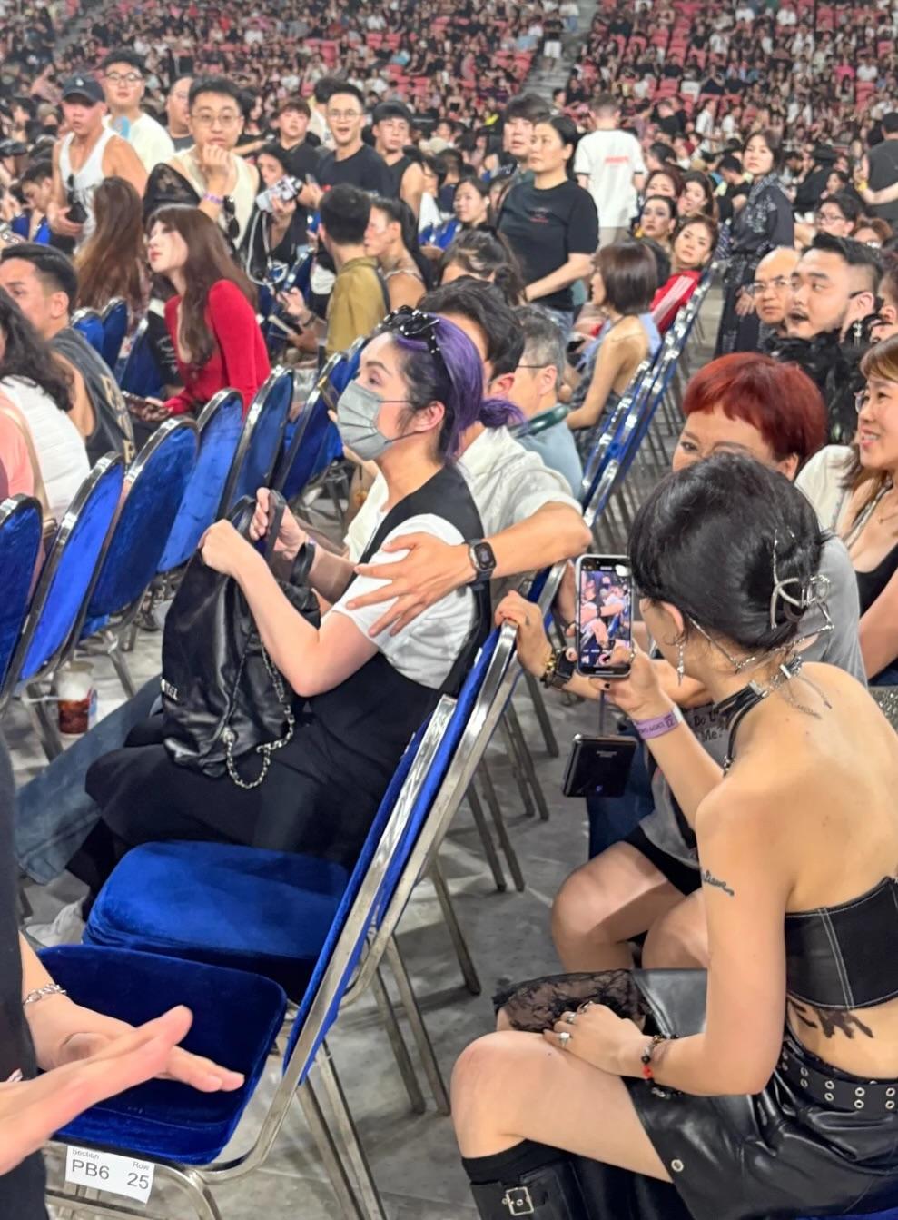 楊千嬅出現,令不少人走到她的位置要求合照,後排的女fans更愈影愈埋。