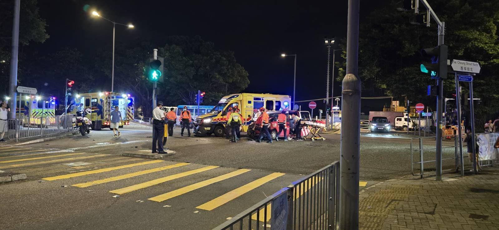 西環西祥街北堅尼地城泳池對開,周六(5月24日)晚上近8時,有的士與救護車相撞。(西環變幻時fb)