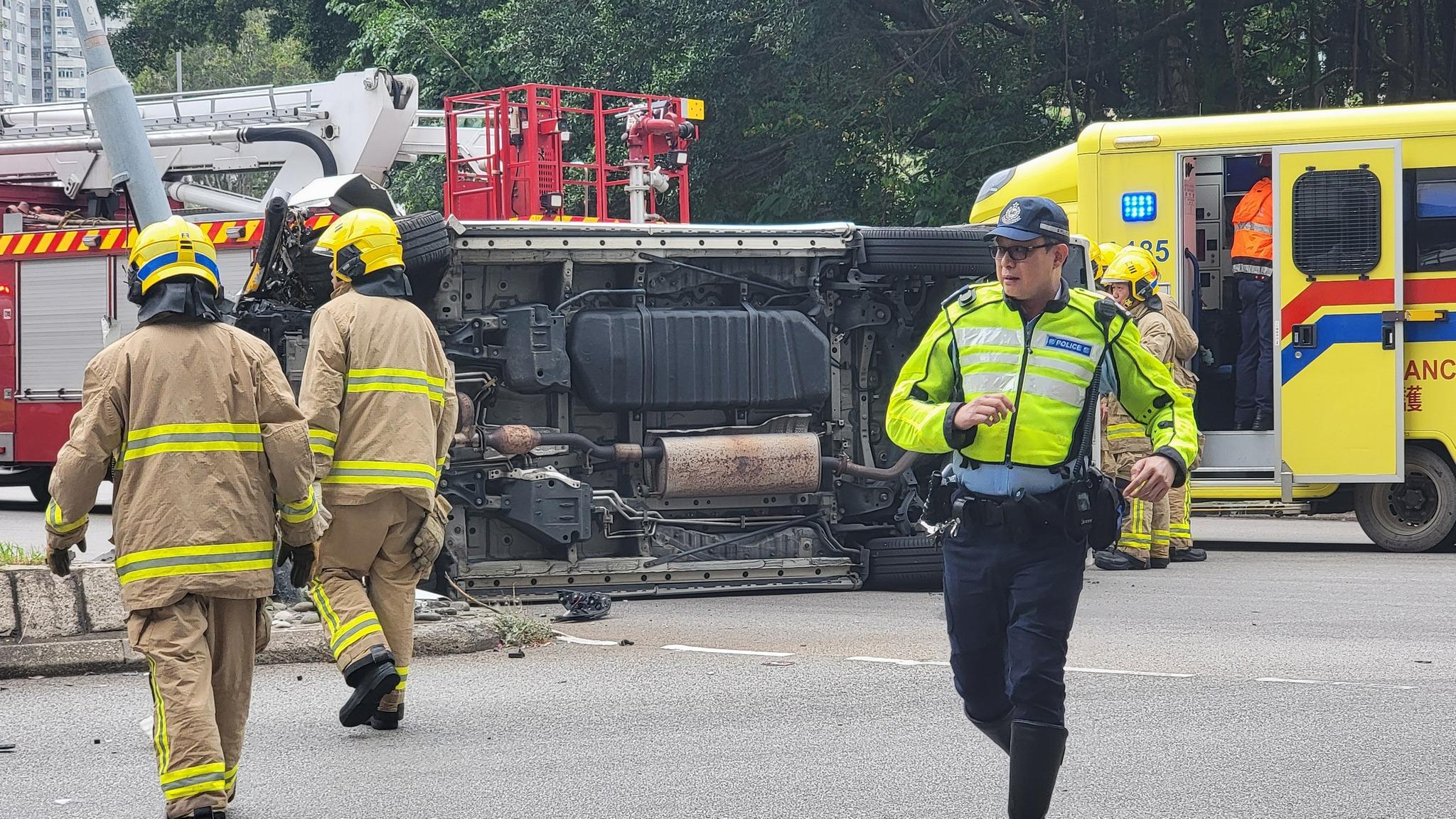 青衣發生3車連環相撞「串燒」車禍。(fb「香港交通及突發事故報料區」圖片)