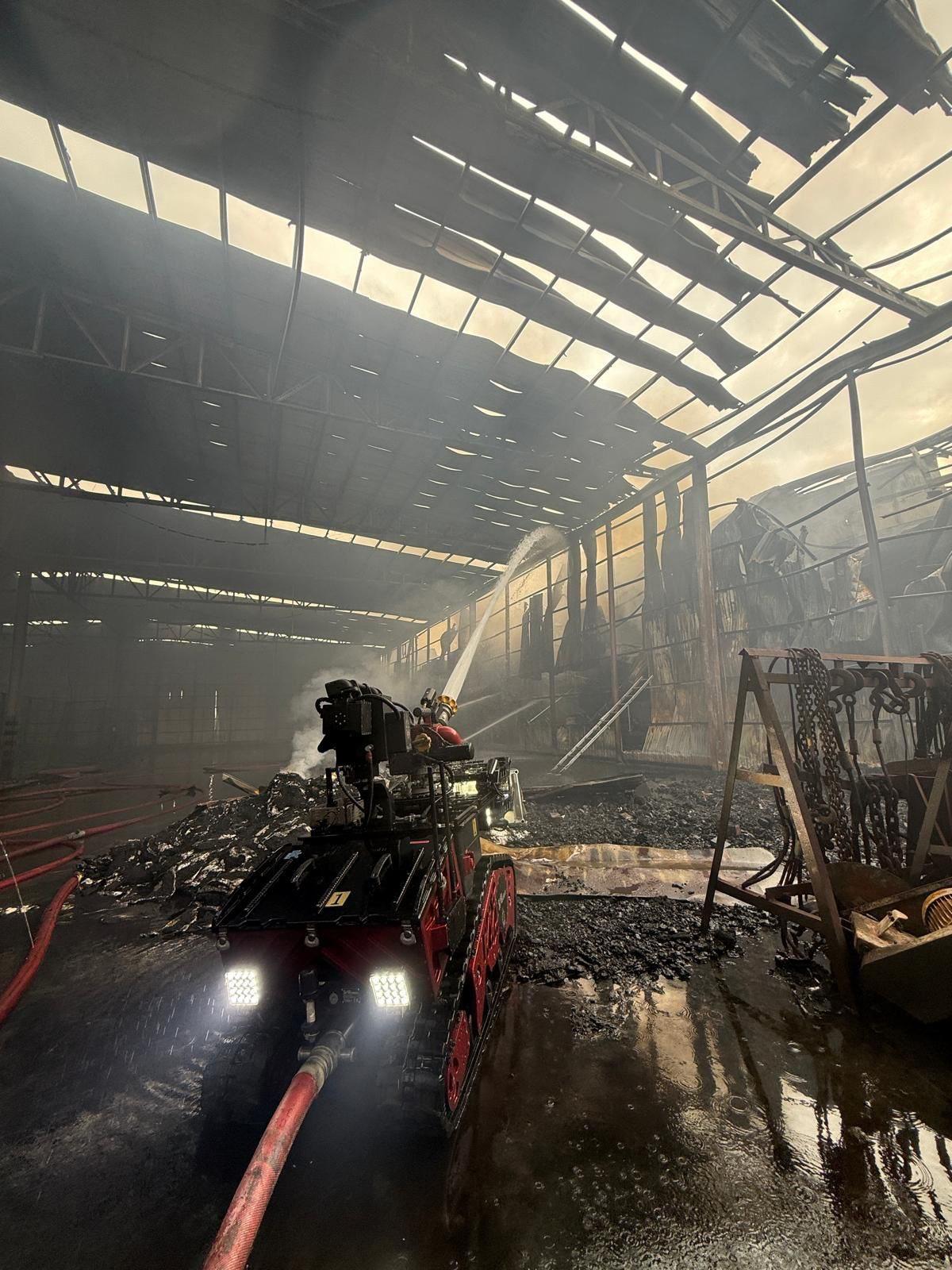 天水圍貨倉三級火焚燒逾21小時,早上10時大致救熄。(FB/香港消防處)