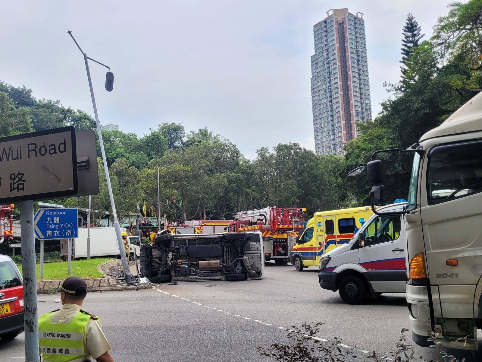 青衣發生3車連環相撞「串燒」車禍。(fb「香港交通及突發事故報料區」圖片)