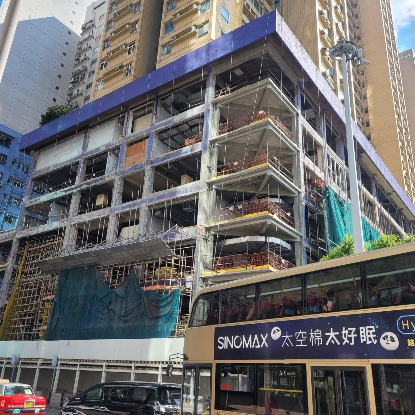 位於銅鑼灣告士打道的伊利莎伯大廈基座商場,外牆棚架已經拆卸,外露石屎框架結構(threads@zyz.2007)