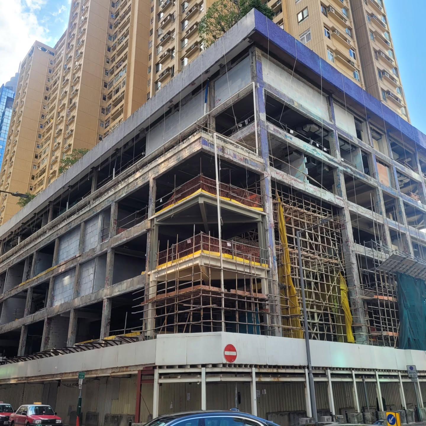 位於銅鑼灣告士打道的伊利莎伯大廈基座商場,外牆棚架已經拆卸,外露石屎框架結構(threads@zyz.2007)