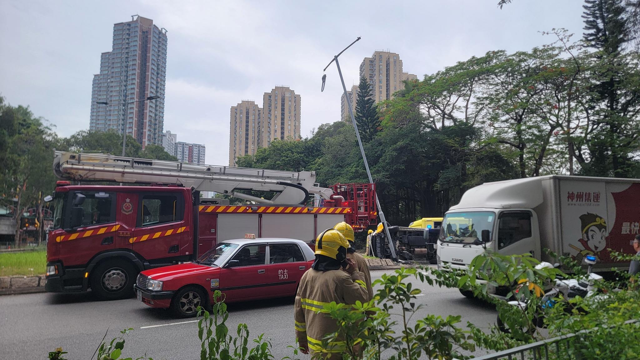 青衣發生3車連環相撞「串燒」車禍。(fb「香港交通及突發事故報料區」圖片)