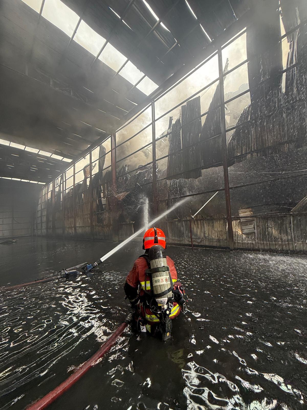 天水圍貨倉三級火焚燒逾21小時,早上10時大致救熄。(FB/香港消防處)