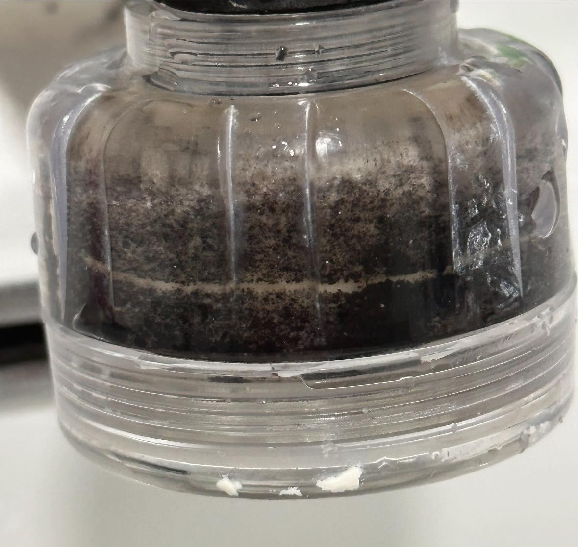 皇后山邨食水現不明黑點(FB群組圖片)