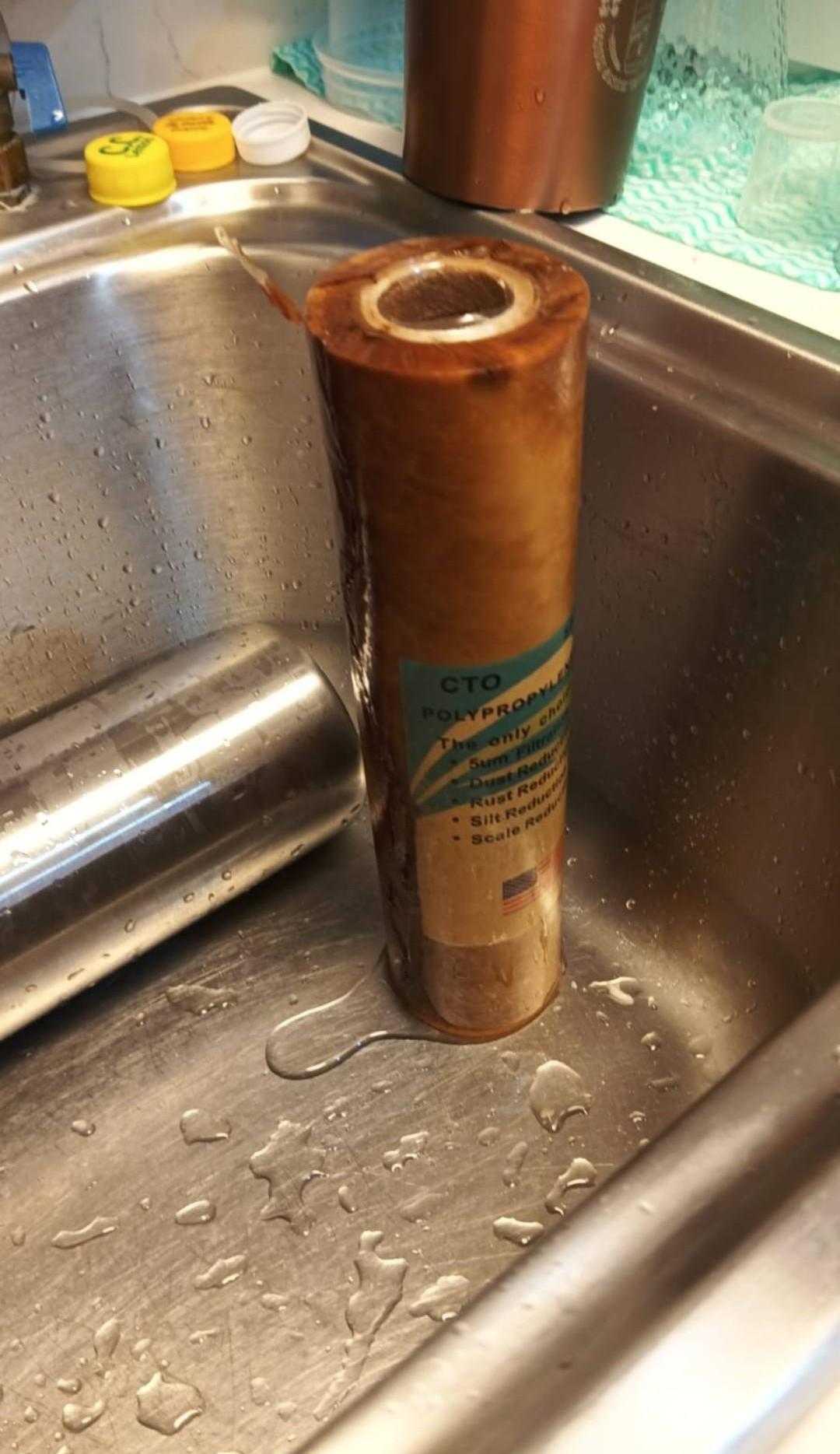 皇后山邨食水現不明黑點(FB群組圖片)