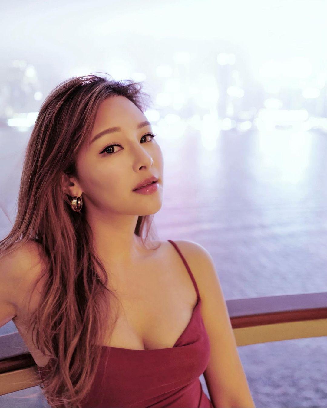 被告劉蒨樺(31歲、藝名蔚雨芯),蒨斯樺醫學美容有限公司董事兼股東