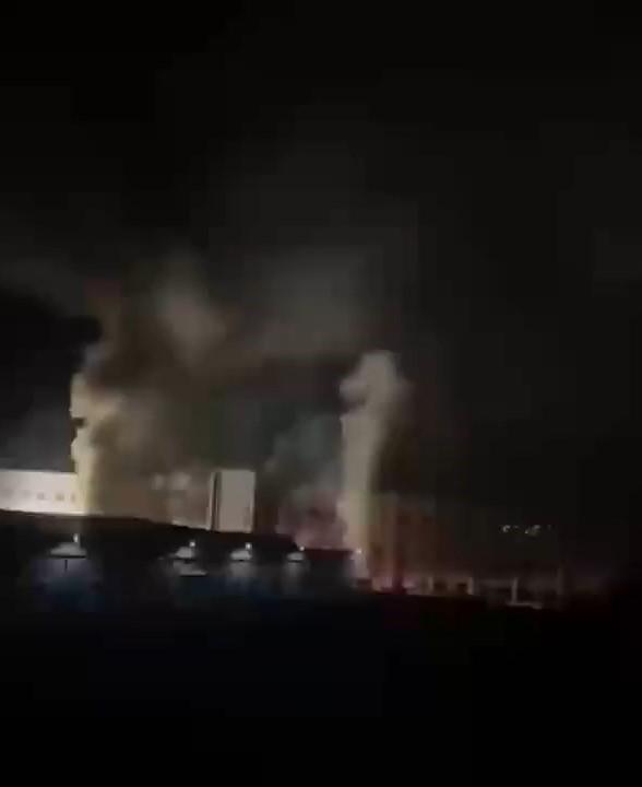 廠房上竄起數十米高黑煙,燃燒超過37小時還無法撲滅