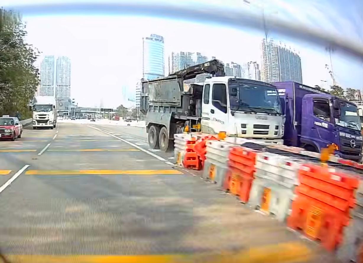 西九龍公路泥頭車與貨車爭路撞水馬。(fb「車cam L(香港群組)」截圖)