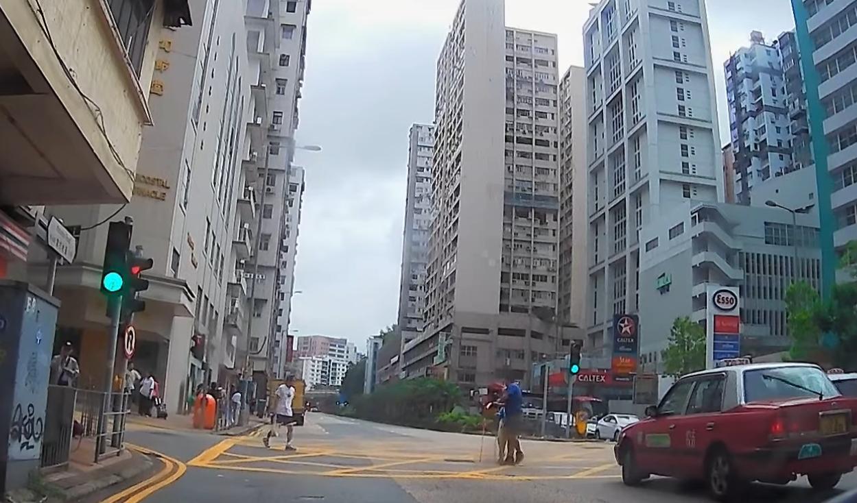 車Cam直擊|窩打老道兩長者撐拐杖亂過路,兩男護送返行人路送回家。(fb「車cam L(香港群組)」圖片)