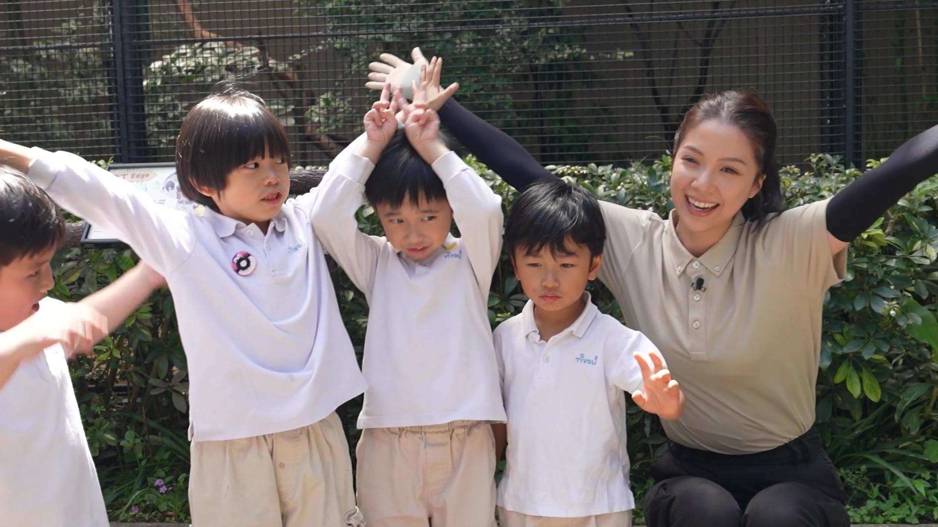 陳曉華亦有寓工作於娛樂,睇下佢玩得幾開心!