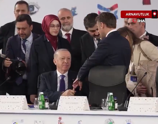 土耳其總統埃爾多安緊握法國總統馬克龍中指不放