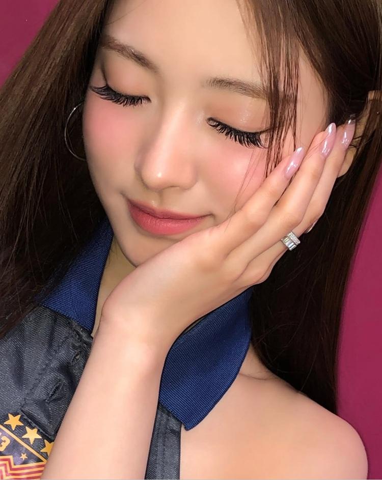 Anna@MEOVV獲封「神顏」 網絡瘋傳靚過子瑜