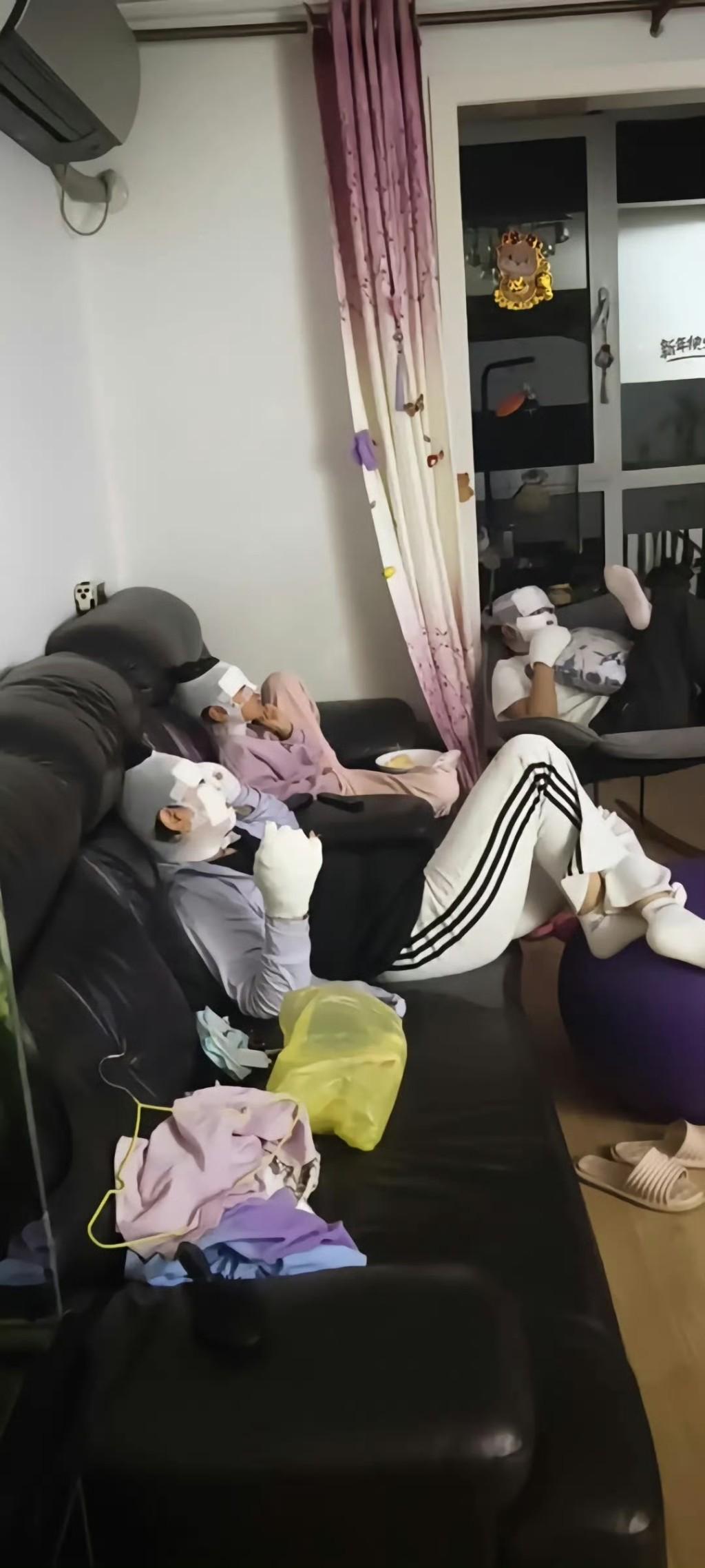 北京近日有市民野外燒烤時,所利用的手提卡式石油氣爐突然爆炸,造成兩家人7人不同程度燙傷。事後傷者臉部紮上繃帶被包成「木乃伊」。(微博)