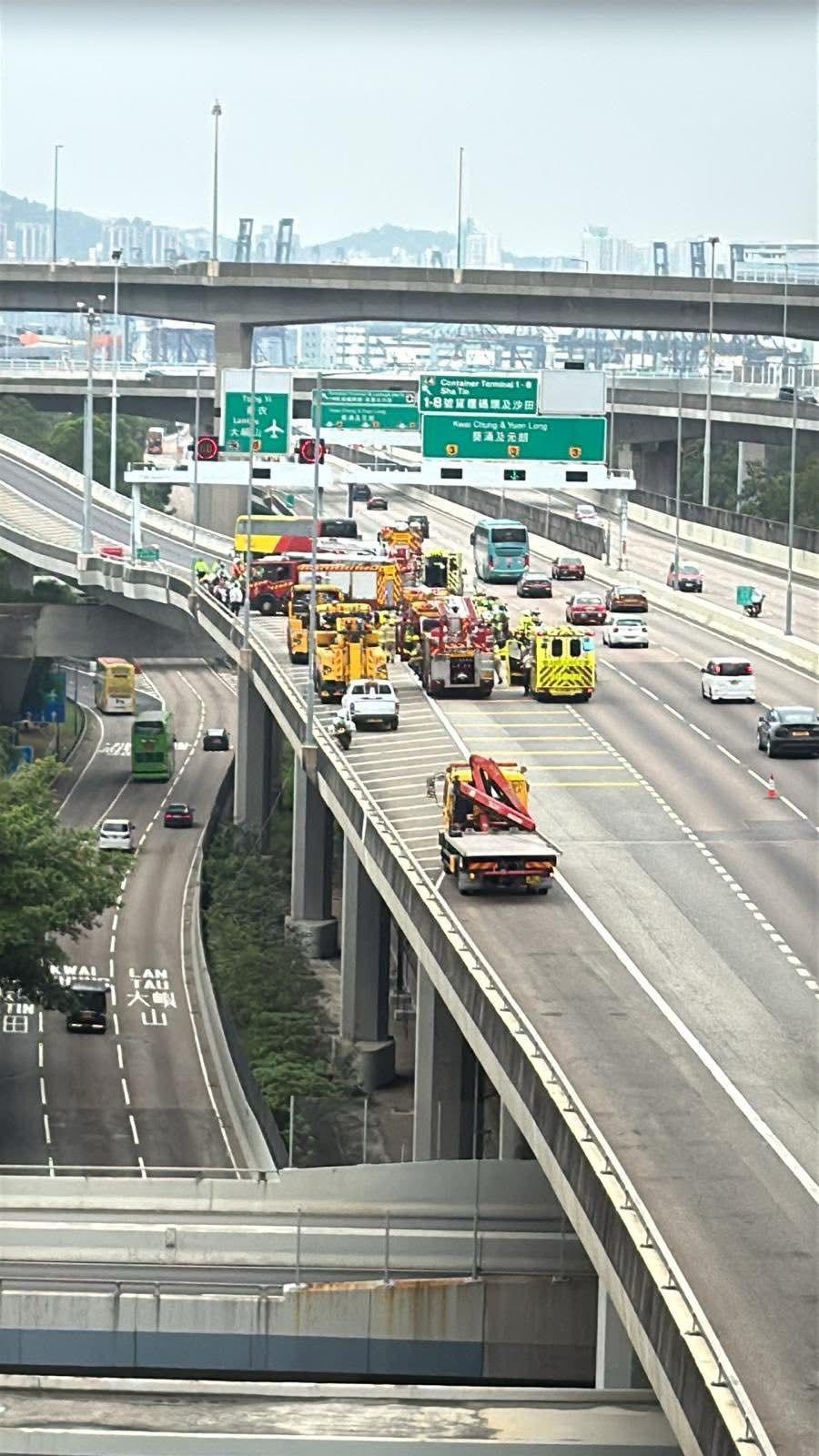 城巴疑失控撞向水馬。(FB「馬路的事討論區」)