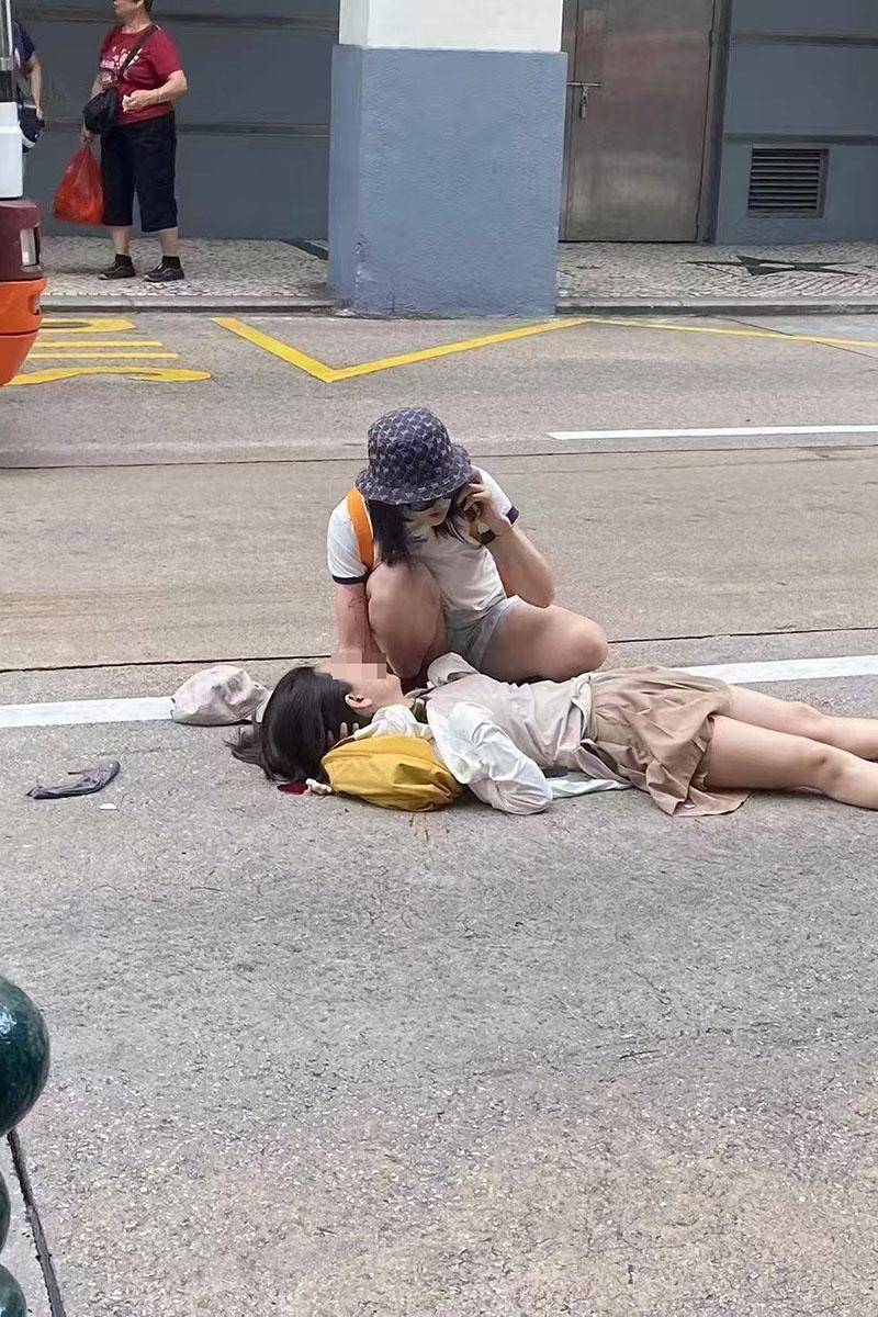 一名內地女子與友人在澳門疑違規過馬路,遭一輛巴士撞倒受傷。(網上圖片)