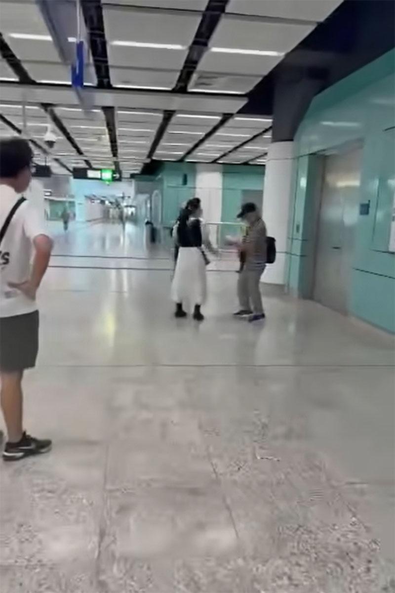 何伯在港鐵兆康站與一名女子爭執,何太當時亦在身旁。(網上影片截圖)