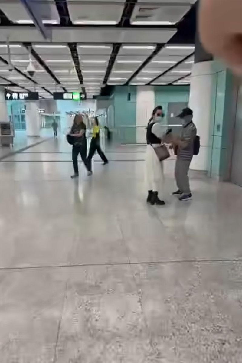 何伯在港鐵兆康站與一名女子爭執,何太當時亦在身旁。(網上影片截圖)