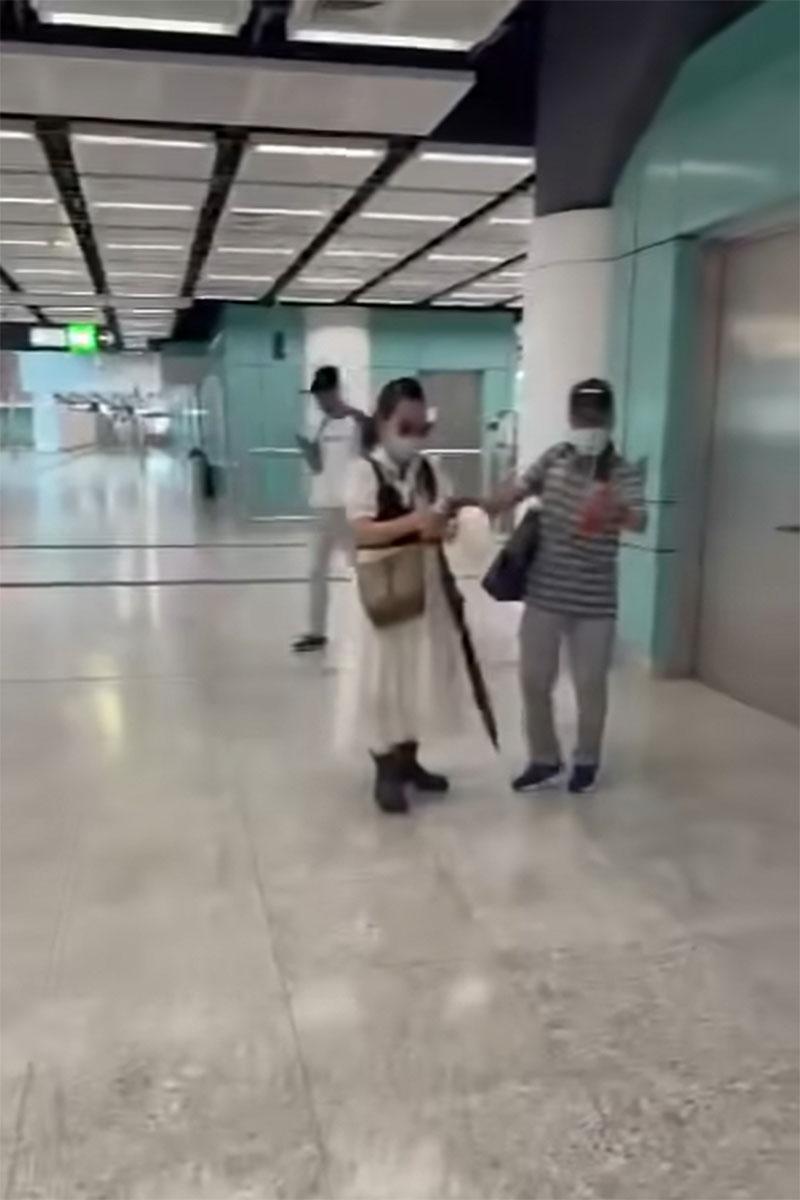 何伯突然取出一樽殺蟲水。(網上影片截圖)