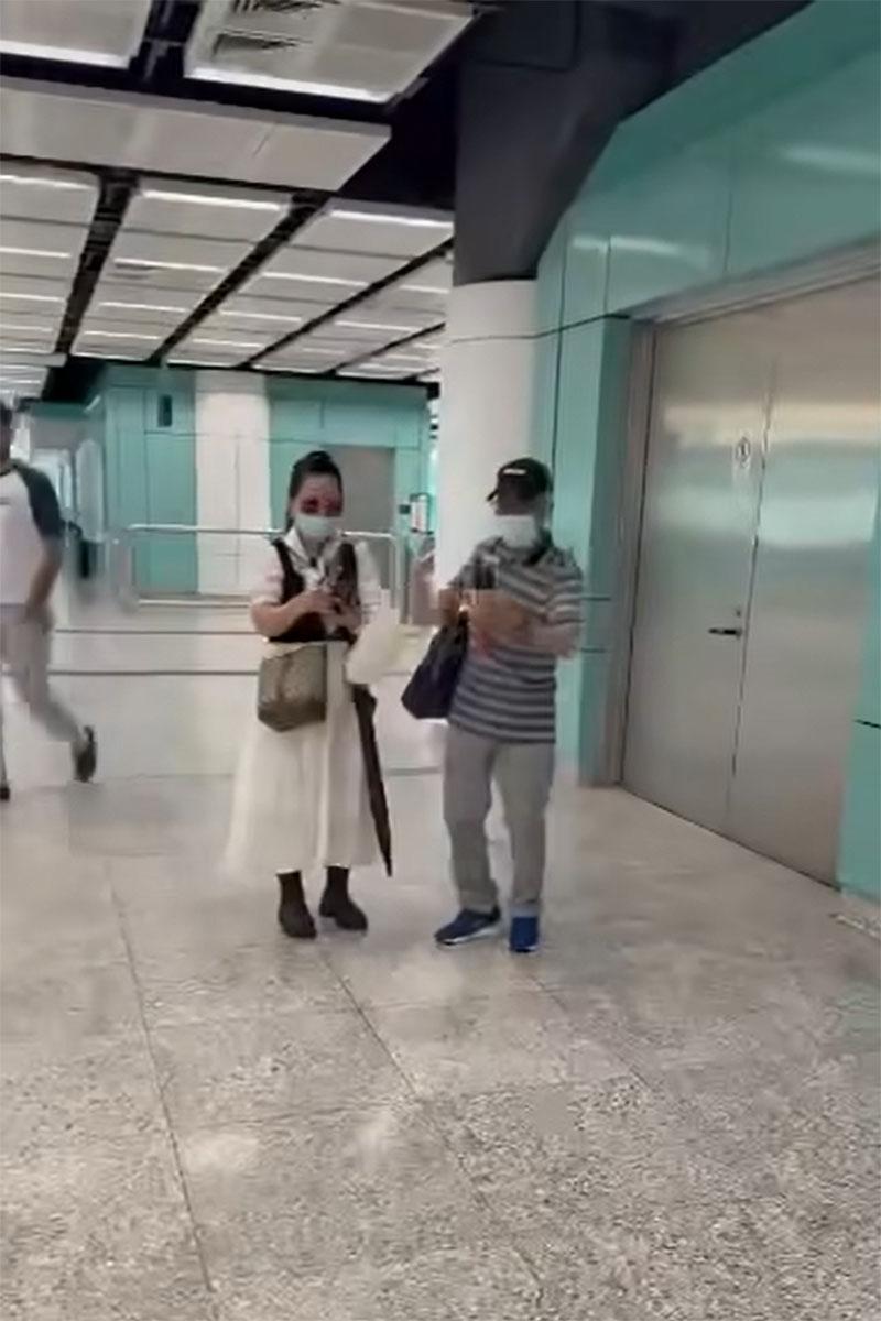 何伯向拍片者稱「曱甴水啊,有曱甴」。(網上影片截圖)