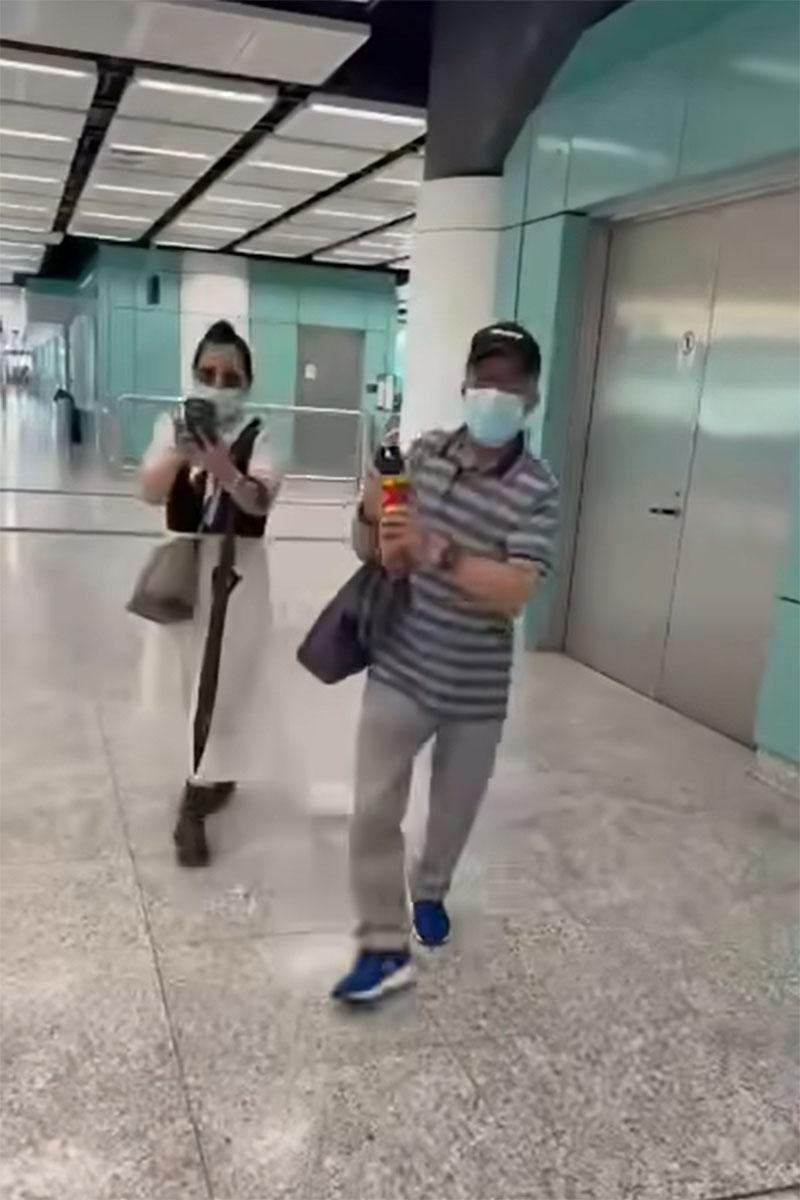 何伯突走向拍片者噴殺蟲水。(網上影片截圖)