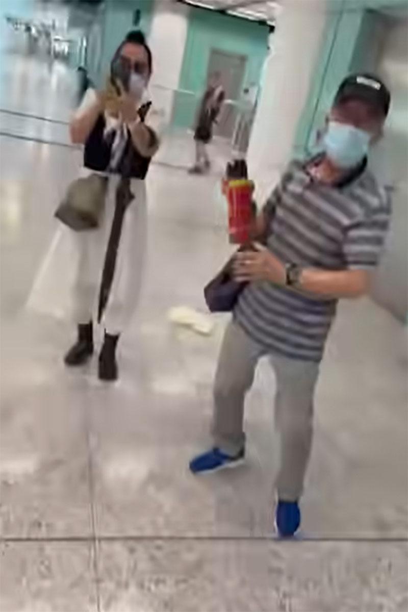 何伯突走向拍片者噴殺蟲水。(網上影片截圖)