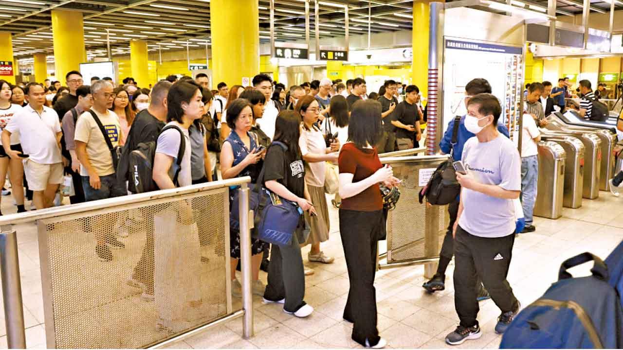 車站擠滿放工的市民。(林俊源攝)