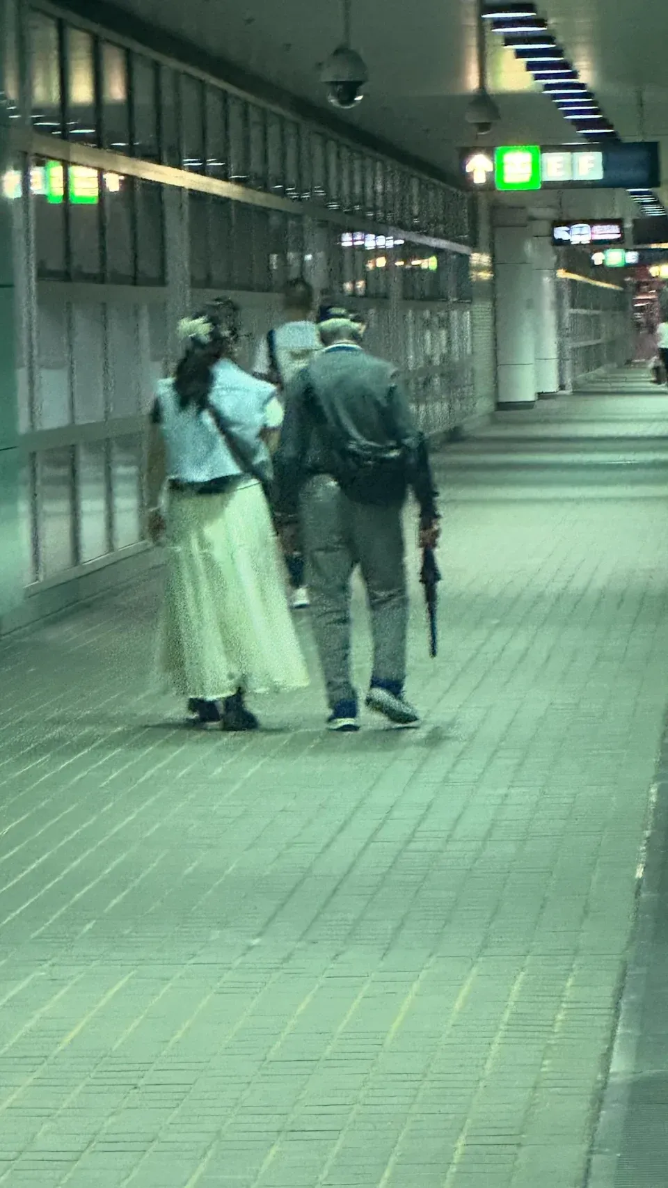 何伯何太喺西鐵站出現