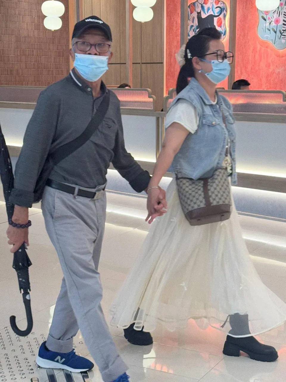 何伯何太又話離婚,但就被人影到十指緊扣