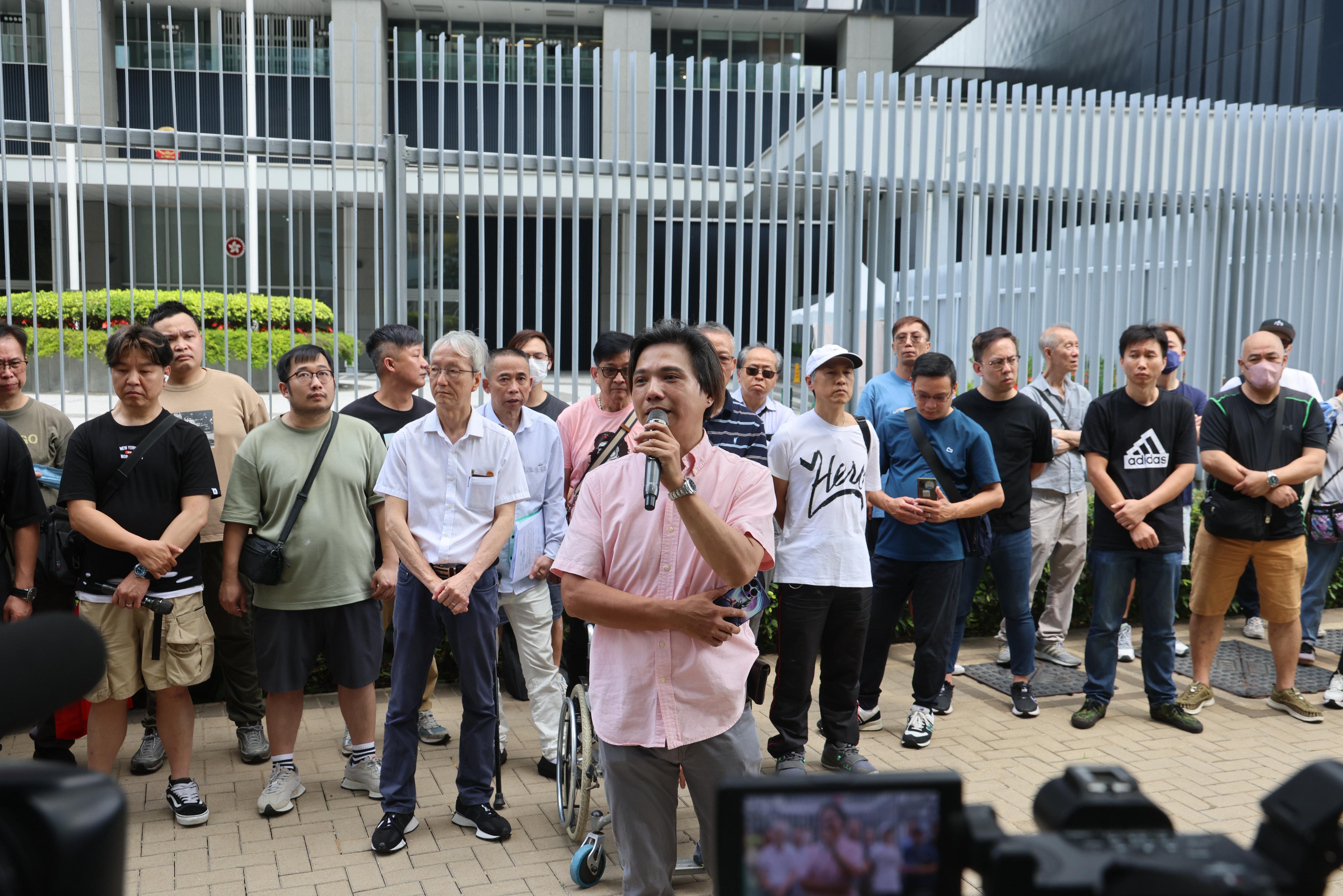 的士車主請願要求打擊白牌車,李家超指業界需重視社會對的士的負面評價。(資料圖片)