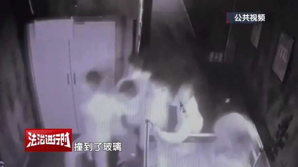 密室逃脫遊戲時,小李撞到辦公桌的玻璃受傷。