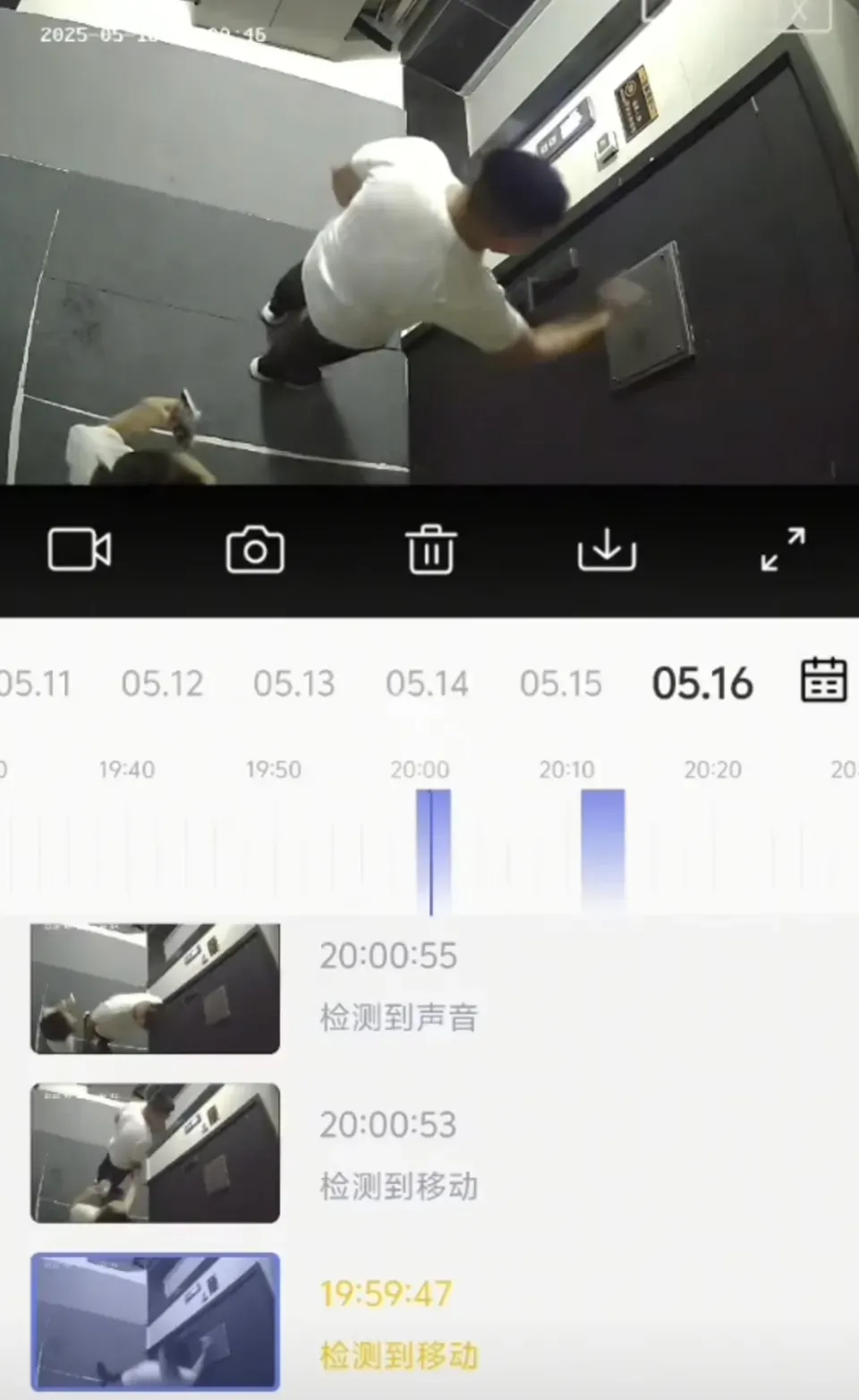 閉路電視畫面顯示,一名男子站在門口,用拳頭瘋狂敲打房門,口中怒吼「再吵就別睡了」