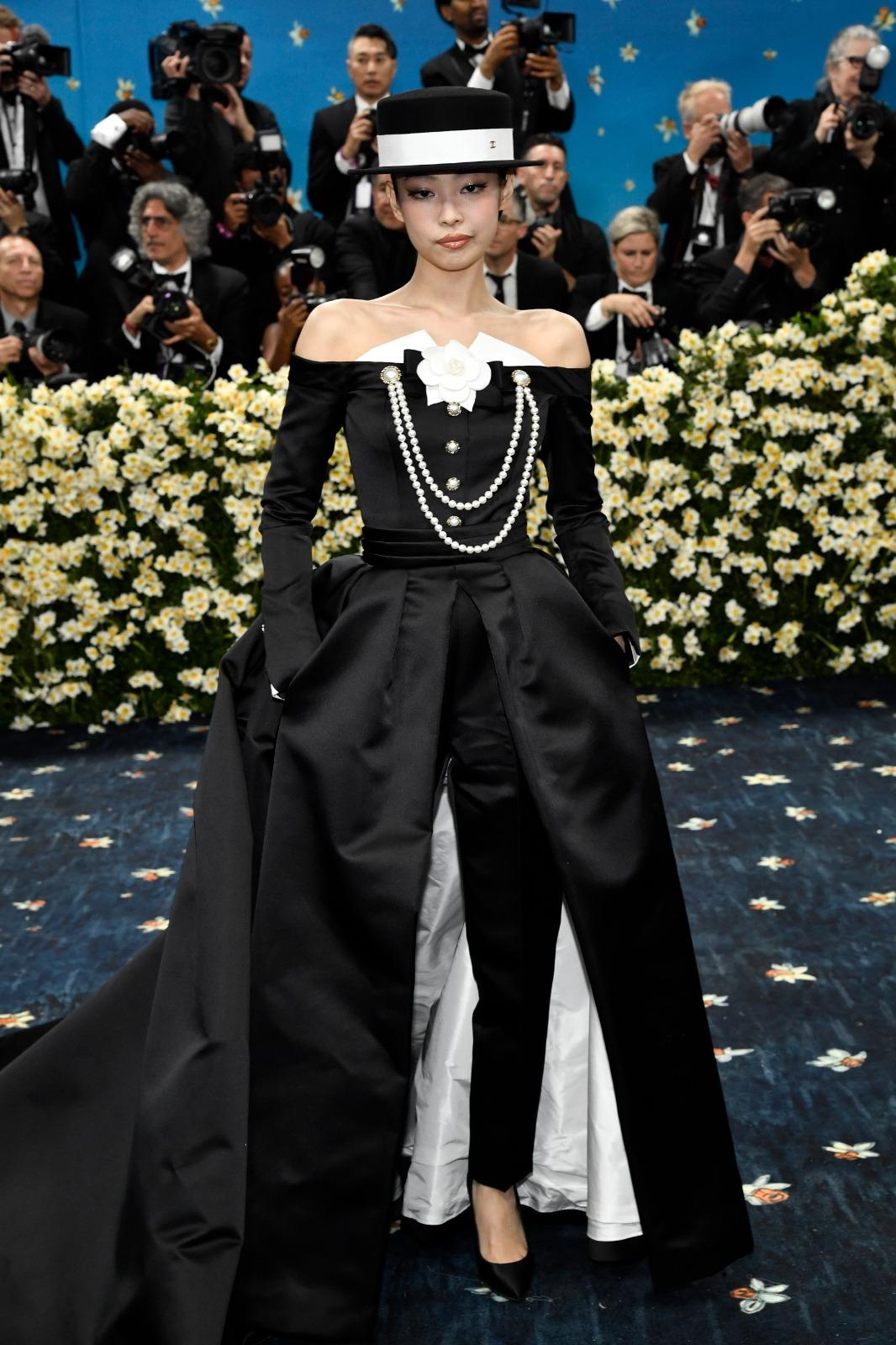 流量女王——一身CHANEL黑白套裝的的Jennie,以《The Great Gatsby》上流打扮亮相,tube cut剪裁突顯其優美一字肩美感,贏盡攝影師的閃光與媒報道,再度成為流量女王。