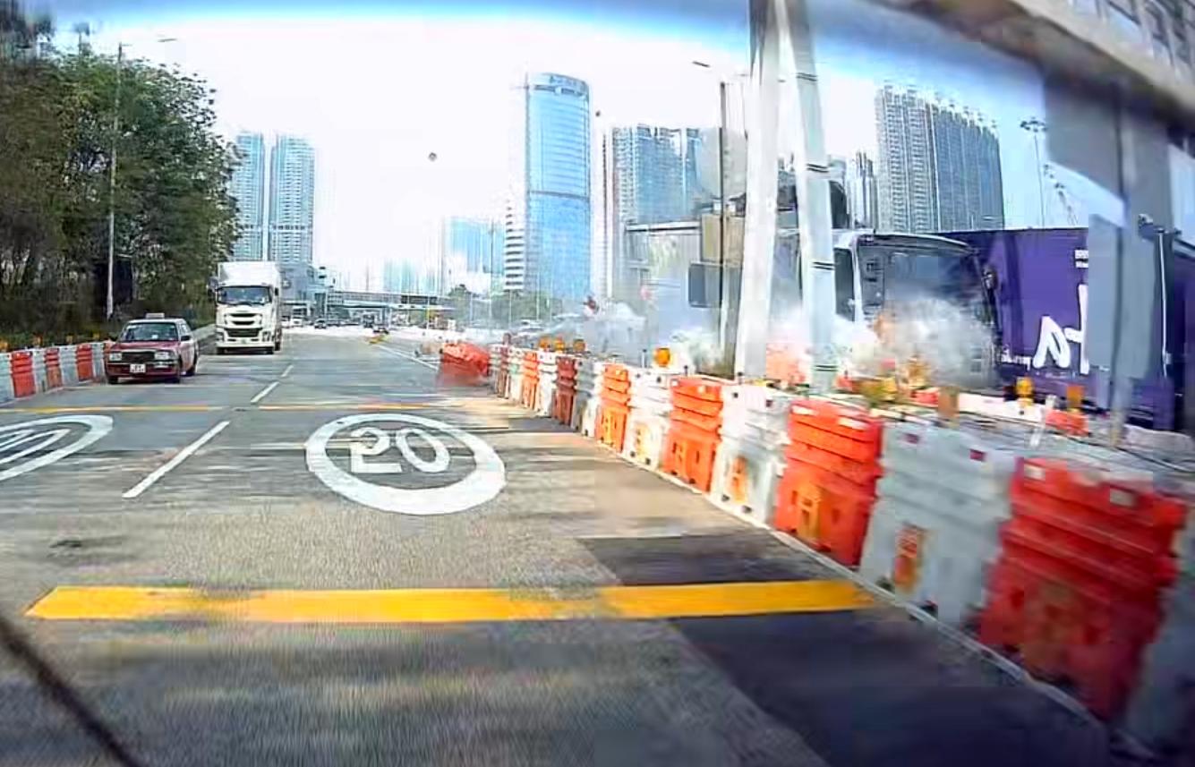 西九龍公路泥頭車與貨車爭路撞水馬。(fb「車cam L(香港群組)」截圖)
