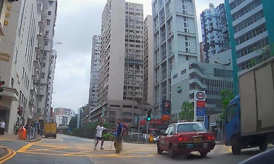 車Cam直擊|窩打老道兩長者撐拐杖亂過路,兩男護送返行人路送回家。(fb「車cam L(香港群組)」圖片)